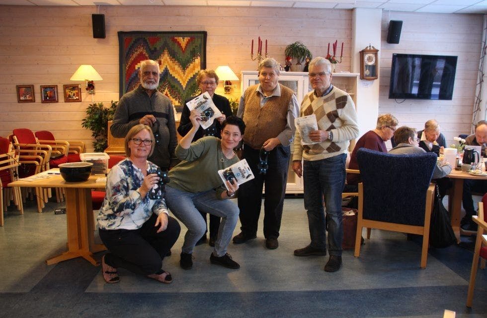 TRYGGE PÅ ISEN: Seniorsentret på Furuset deler ut gratis brodder, til brukernes store glede - og trygghet! Foto: