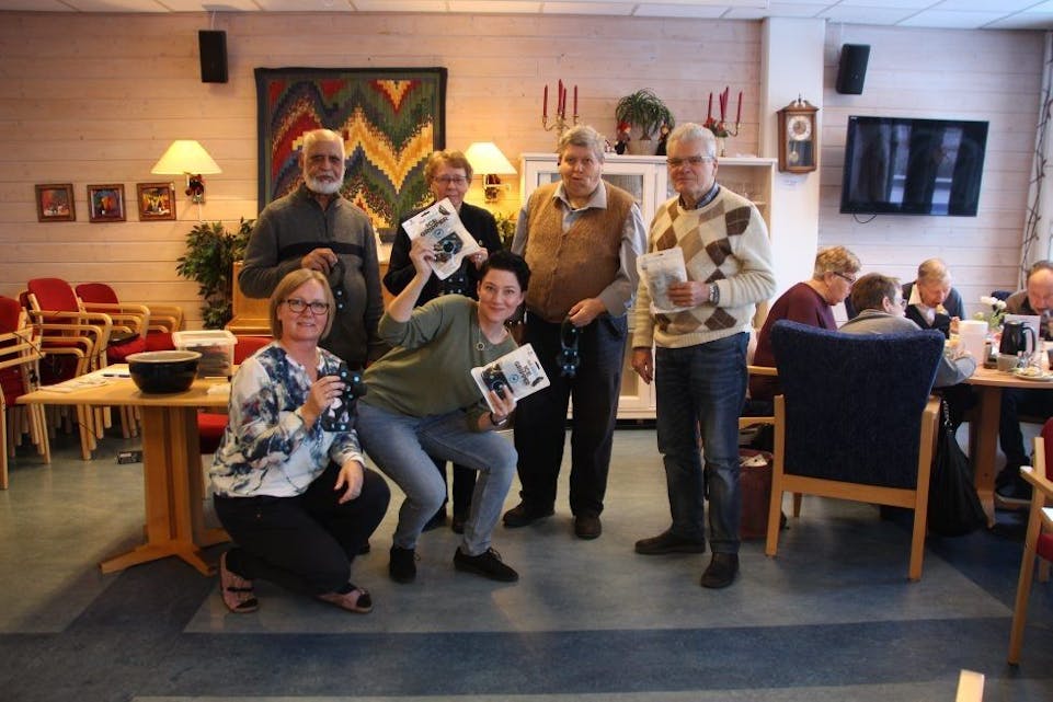 TRYGGE PÅ ISEN: Seniorsentret på Furuset deler ut gratis brodder, til brukernes store glede - og trygghet! Foto: