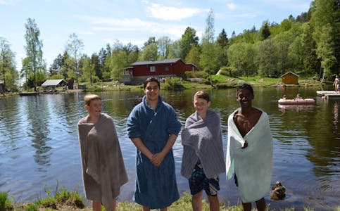 HOPPET I VANNET: Kameratene Eilert, Danial, Anders og Jonahan hoppet alle i Isdammen i helgen. Foto: