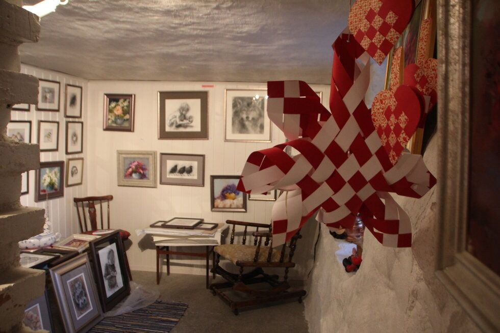 JULEPREG: Kunstkjelleren til Trine Pedersen er pyntet til jul og klar for besøk. Foto: