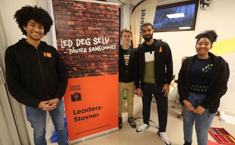 SKAPER LEDERE: Sebastian Snell (f.v.), Kamil Czarnecki, Husnain Arshad og Eliana Snell ønsker velkommen til Leaderz-Stovner hvor ungdom kan utvikle seg til ledere og rollemodeller for yngre generasjoner. Foto: