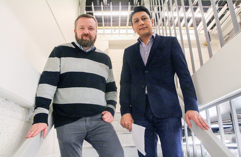 Bydelsutvalgets leder Anders Ørnø Røberg-Larsen og konstituert bydelsdirektør Ayub Tughra. Foto: