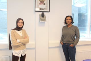 PÅ KUBEN: Nestleder i elevrådet, Razan Shadeed, og varaordfører Kamzy Gunaratnam fikk æren av å avduke Benjaminprisen som er en skulptur av den avdøde Holmlia-gutten. Foto: