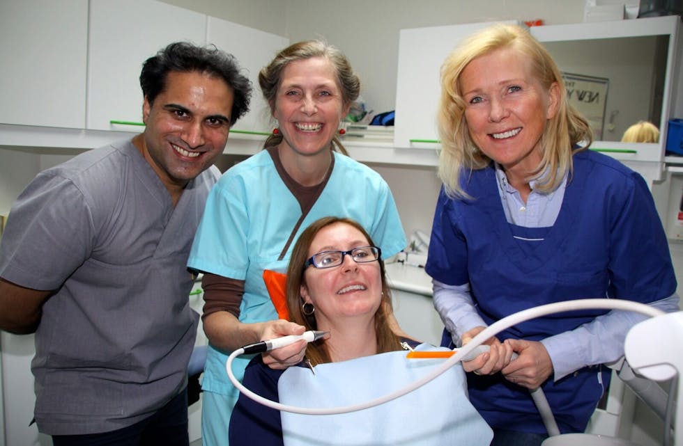 25 ÅR: Kalbakken Tannlegesenter kan i år feire et kvart århundre. Her står tannlege Nadeem Ali (f.v.) med tannlegene og eierne Elisabeth Sanner og Eli Andersen, samt kontoransatt Anne Nikolaisen. Foto:
