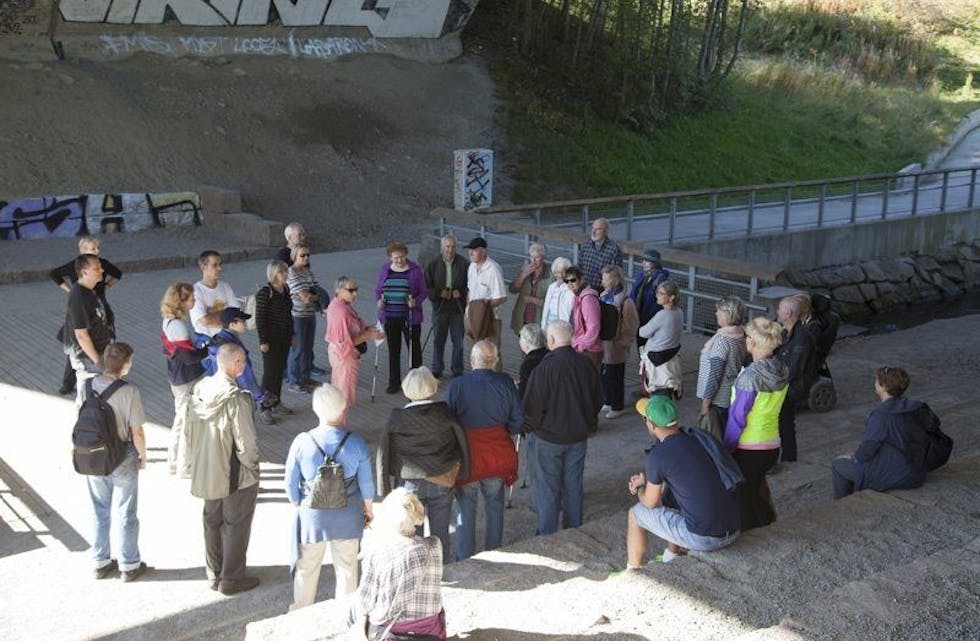 PÅ VANDRING: Et titalls mennesker møtte opp for å lære mer om Alna som industrielva fra Grorud og ned til Hølaløkka (Fotos: Tom Evensen). Foto: