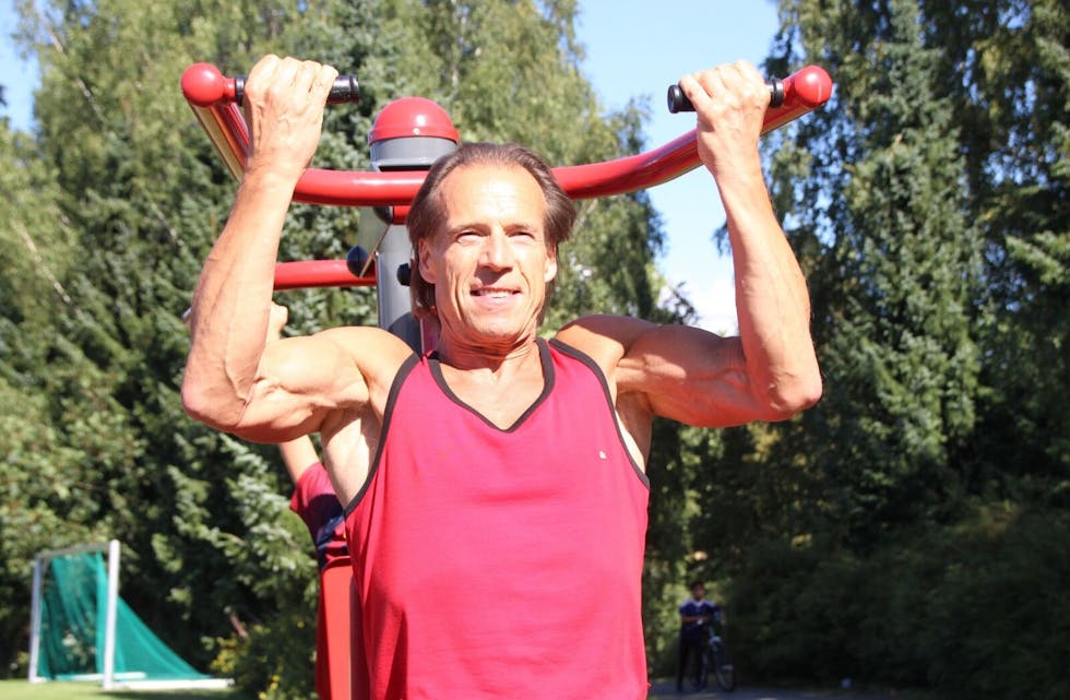 MASKIN: Jan Bøhler (63) er i bedre form enn de fleste 20-åringer. I sin nye musikkvideo deler han gleden ved å trene utendørs i Groruddalen. Foto: