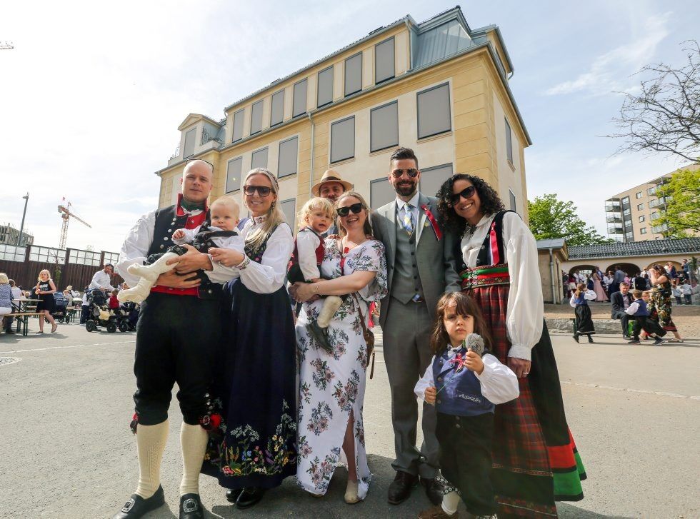 TIDLIGERE ELEVER: Camilla Iren Brox Jarslett (sammen med mannen Espen Liland og sønnen Odne Olai på 9 måneder, t.v.), Nora Tiller Solheim (sammen med mannen Michael Tiller Solheim og sønnen Manuel på 3 år, i midten) og Kevin André Wulff (sammen med kona Maylene Collado-Wulff og sønnen Noah på 4, t.h.) møttes i skolegården på Løren skole for første gang siden 1999, det siste året de selv var elever der. Christoper Eid med familie var ikke til stede da bildet ble tatt, og Christophe Mangion med familie satt på flyet til Frankrike - men han arragerte grillfest for alle i hagen på Refstad kvelden i forveien. Foto: