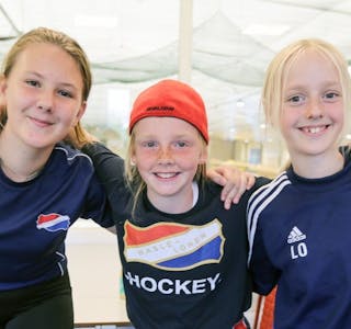 FORNØYDE HOCKEYJENTER: Sofie Jerstad (11) (f.v.), Maja Raknes (10) og Lisa Oladottir (11) har hatt det kjempeflott på Hasle-Lørens hockey-camp. Spesielt artig er det å stjele pucken fra gutta. Foto:
