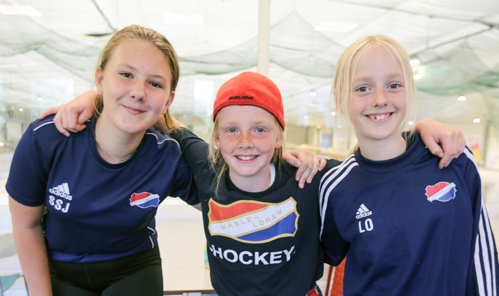 FORNØYDE HOCKEYJENTER: Sofie Jerstad (11) (f.v.), Maja Raknes (10) og Lisa Oladottir (11) har hatt det kjempeflott på Hasle-Lørens hockey-camp. Spesielt artig er det å stjele pucken fra gutta. Foto: