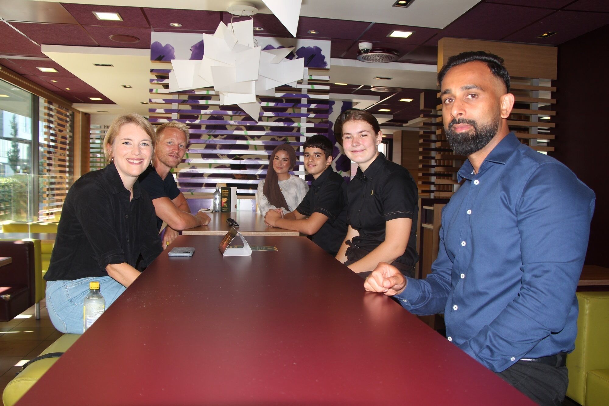OPPSUMMERING: 15 Alna-ungdommer har fått jobb på McDonald's etter først å ha vært ansatt i restaurant-kjeden gjennom bydelens sommerjobb-prosjekt. Dette har vekket interesse, og SVs Kari Elisabeth Kaski sier sommerjobb-prosjektet er en modell man kan følge hele året, ikke kun om sommeren. Her med Kari Elisabeth Kaski (f.v), Lars Toft, Dilara Vera Surbehan, Amin Fighi, Mina Bie Fjeldstad og Nisar Ahmed. Foto: