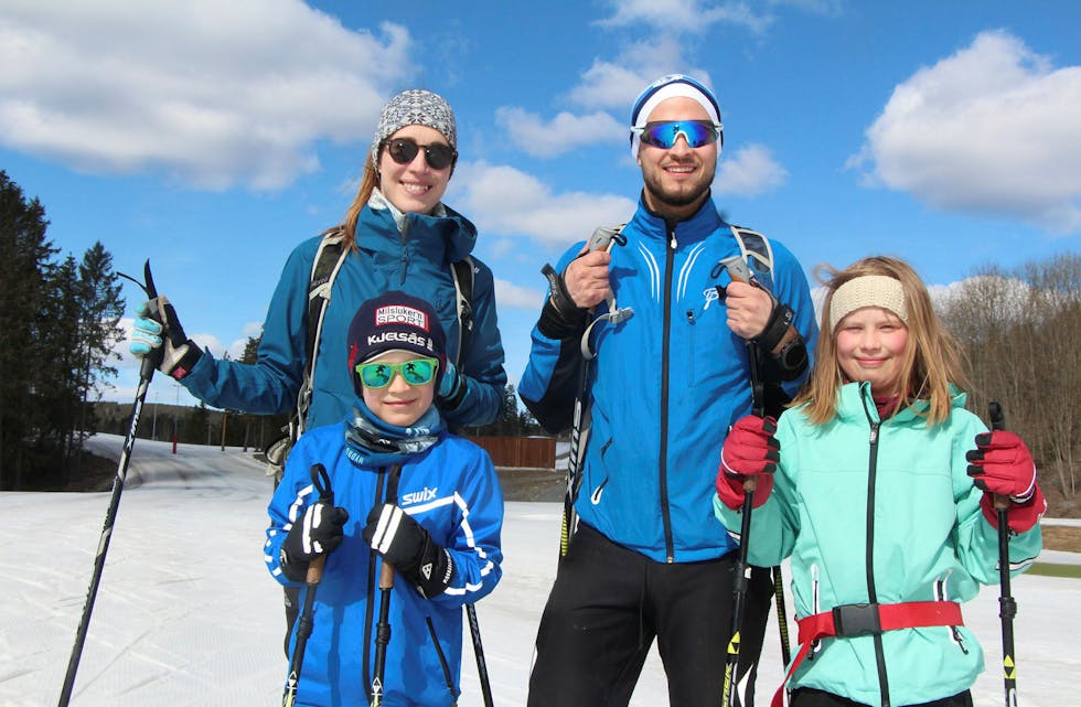 FAMILIEN PÅ TUR: Grefsen-familien Laila Arnesen, Andreas Ståleson Landstad, Jakob Landstad (7) og Sofie Landstad (9) hadde sin siste skutur for sesongen mandag i Lillomarka Arena. Der er det fremdeles muligheter til å gå på ski. Foto: Sindre Veum Apneseth