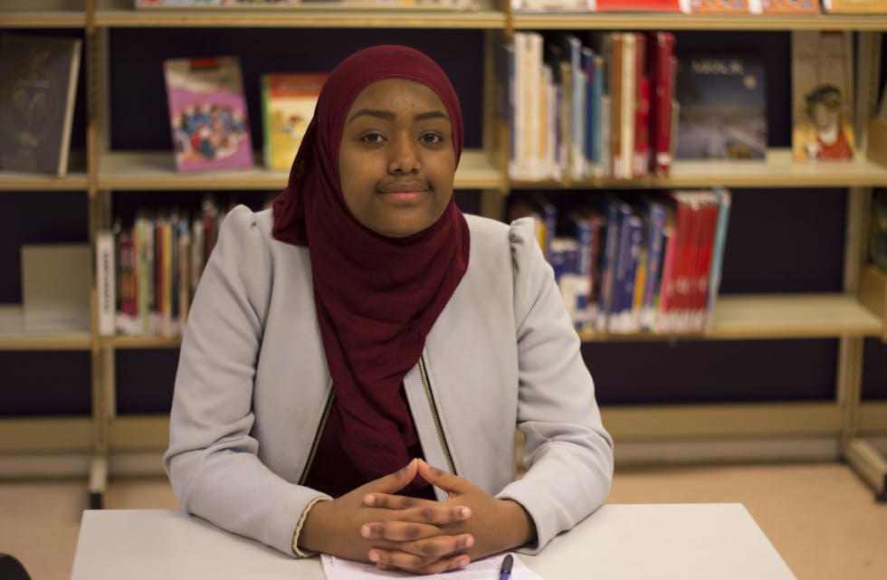 NY GRENSE: Leder av Stovner ungdomsråd, Saida Tufa (16), forteller om den nye fraværsgrensa. Foto: