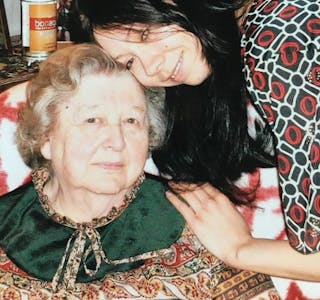 SAMMEN: Cathrine Fagerli og hennes farmor, som døde av kreft på lille julaften i fjor.  Foto: