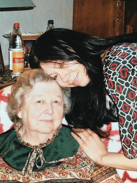 SAMMEN: Cathrine Fagerli og hennes farmor, som døde av kreft på lille julaften i fjor.  Foto: