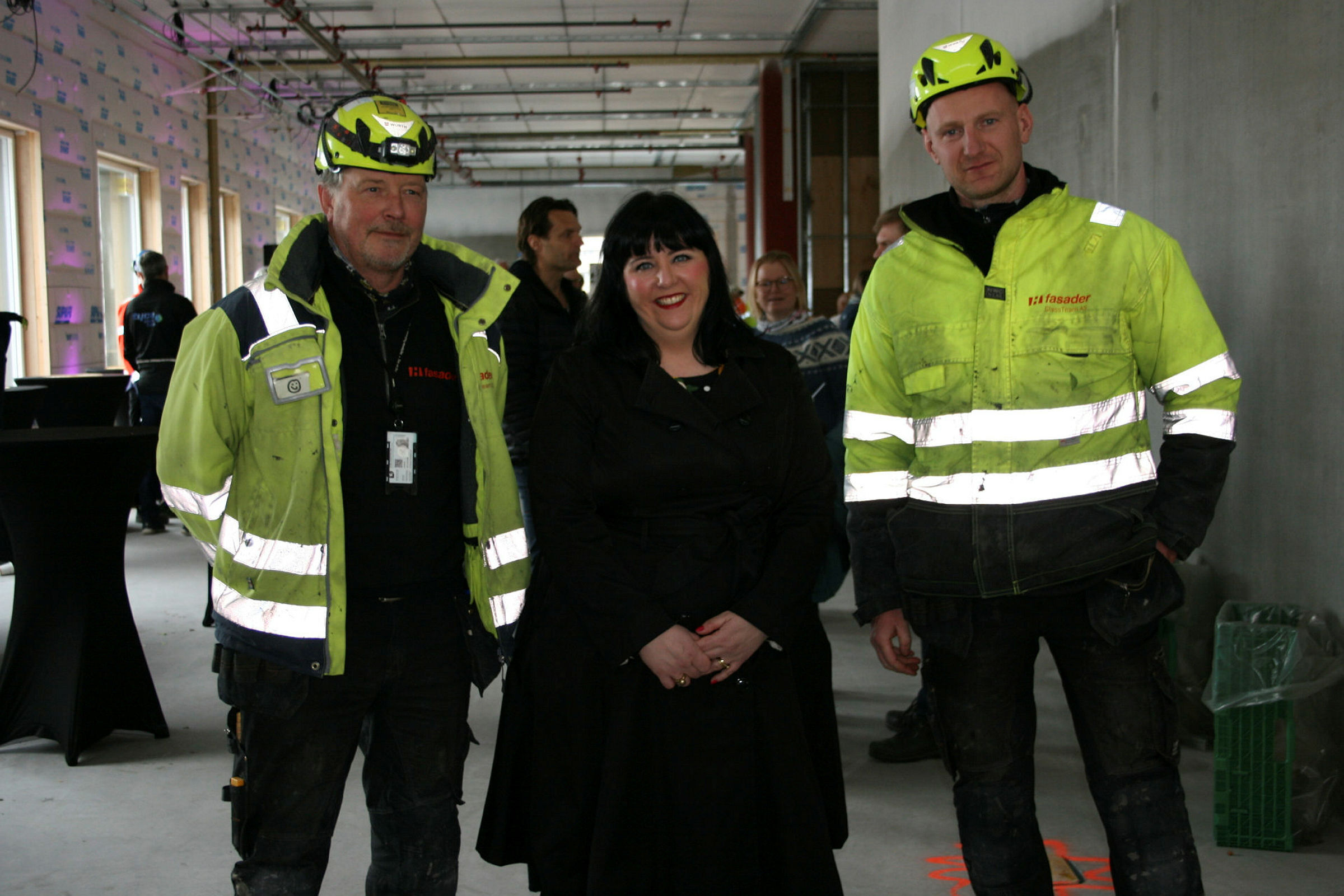 STOLTE: Roy Skauen (f.v.), byråd Victoria Marie Evensen (Ap) og Mindaughs Verbyla fikk feire at legevakta er i rute og at det ikke er så lenge igjen til den kan tas i bruk. Foto: Caroline Hammer