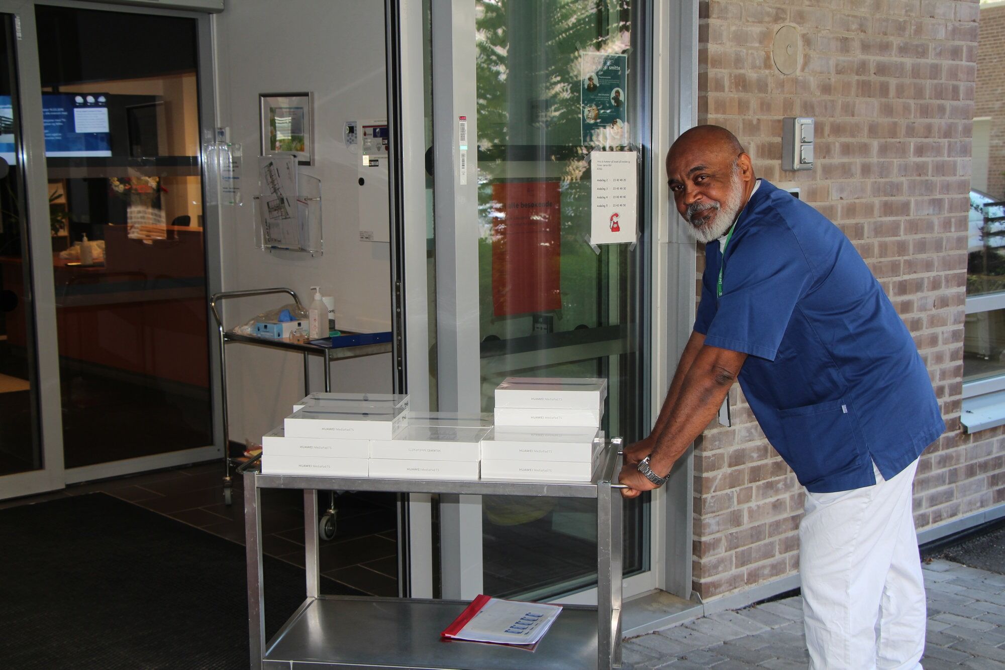 ELLINGSRUDHJEMMET: Rafael Soriano-Rodriguez sier mange av beboerne har god kjennskap til nettbrett og smarttelefoner, og at ansatte hjelper og assiterer de som har behov for det. Foto: