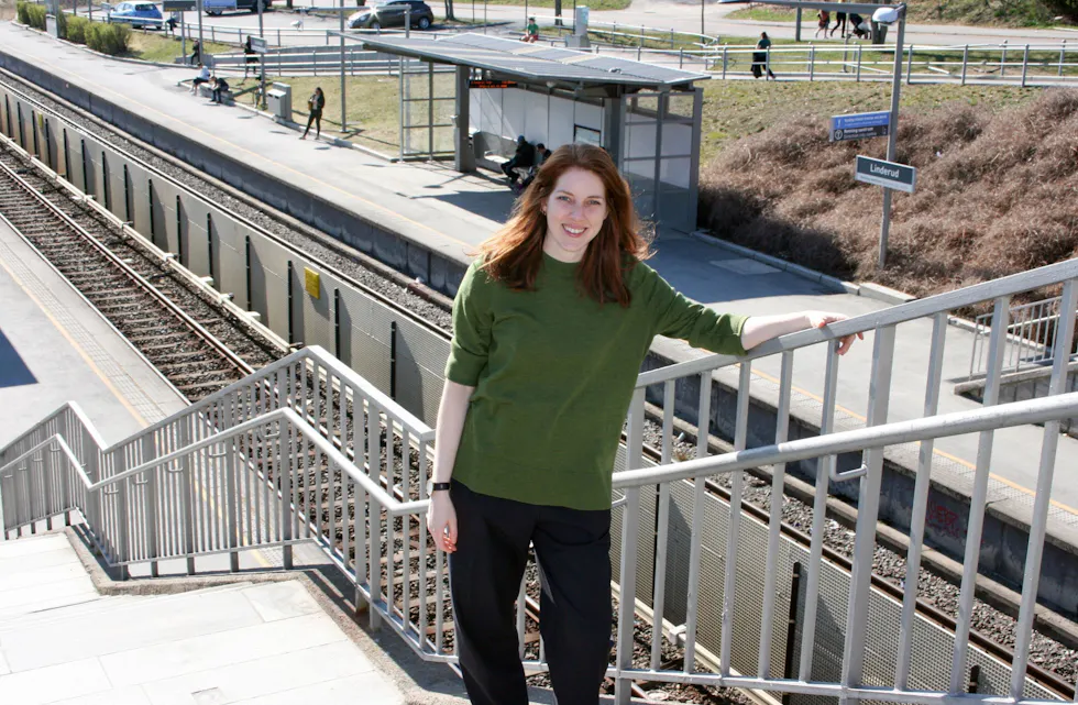 TA BANEN TIL KUNSTEN: Frida Rusnak vil at alle skal følge linje fem opp gjennom dalen, med jevnlige kunststopp. Foto: