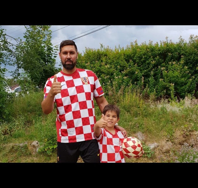 GODT MESTERSKAP: Filip Bes Nilsen og sønnen Luka har fått mye glede av det kroatiske fotballandslaget denne sommeren. Foto: