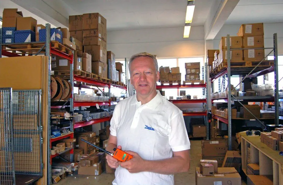 OVERSIKT: Lageret er systematisk og oversiktlig. Fritz vet hvor ting er. For anledningen holder han en jaktradio i hånden. Den synes i terrenget! Foto: