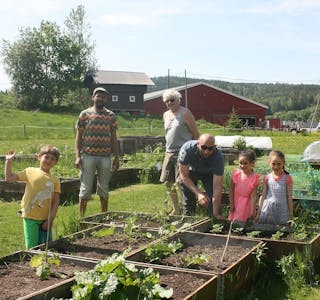 BLID GJENG: Fine omgivelser på Ellingsrud gjør det ekstra hyggelig å holde på med hagearbeid. Foto: