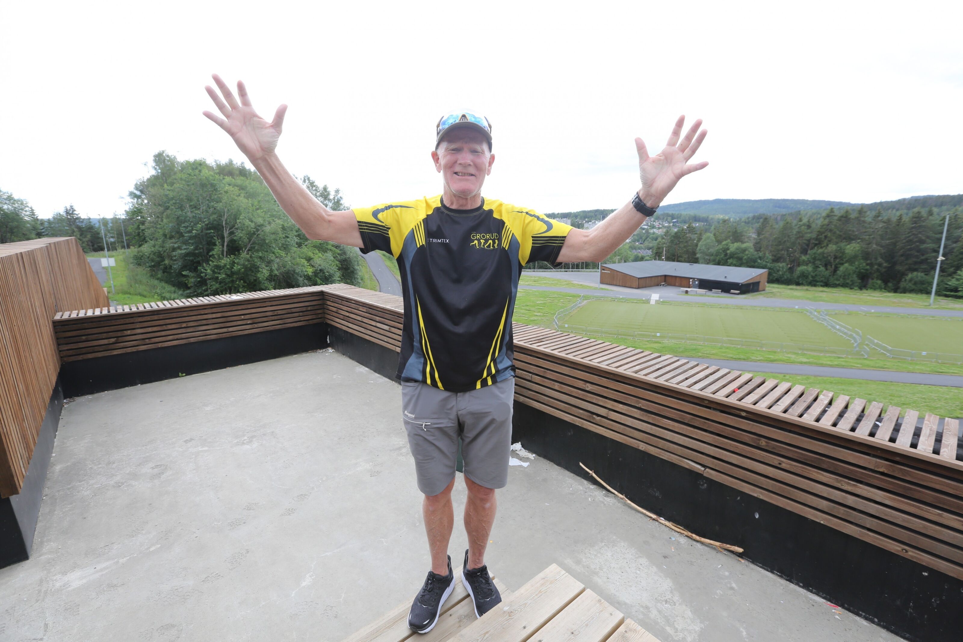 HELT KONGE: Ole Jørgen Pettersen har inntatt kongetribunen på Lillomarka Arena. Selv om han ikke ser på seg selv som noen som helst konge, blir det ikke for galt at vi sier at han er konge av Lillomarka Arena. Det er mye takket være ham at arenaen har blitt en realitet. Foto: Rolf E. Wulff