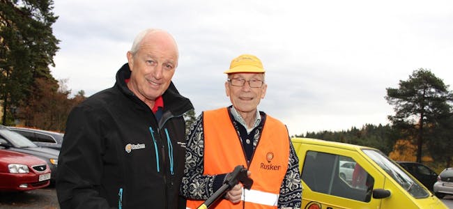 STÅR PÅ: Erling Bolstad (84) rydder Tonsenhagen hver eneste dag – helt uoppfordret. Det fortjener honnør fra byens ruskengeneral, Jan Hauger. Foto: