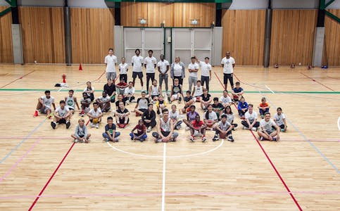 SAMLET: Nærmere 50 barn og unge deltok på Ammerud Baskets basketcamp da avisa stakk hodet innom Apalløkkahallen forrige uke. Foto:
