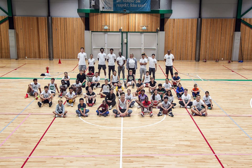 SAMLET: Nærmere 50 barn og unge deltok på Ammerud Baskets basketcamp da avisa stakk hodet innom Apalløkkahallen forrige uke. Foto: