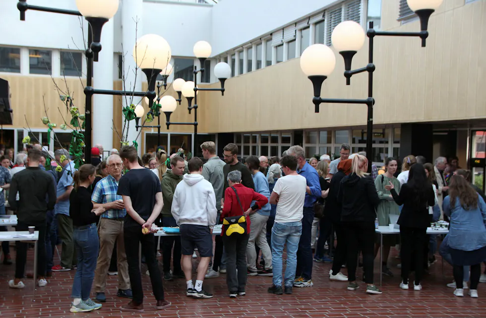 HEFTIG IDÉMYLDRING: Modellene fra NMBU-studentene var stilt ut i aulaen i Startblokka - og vakte både nysgjerrighet og skapte god diskusjon i møtepausen. Foto: Ørjan Brage