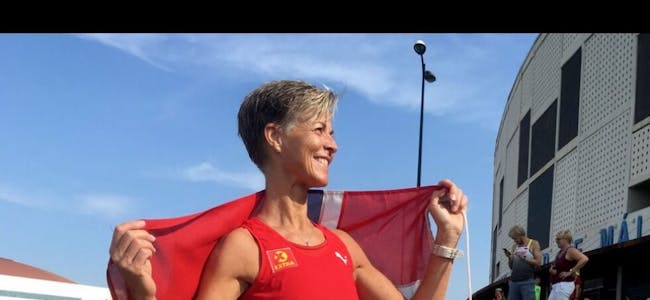 VISTE MUSKLER: Nina Wavik Ytterstad viste muskler og gikk helt til topps i klassen 55-60 år under VM i halvmaraton for veteraner. Foto: