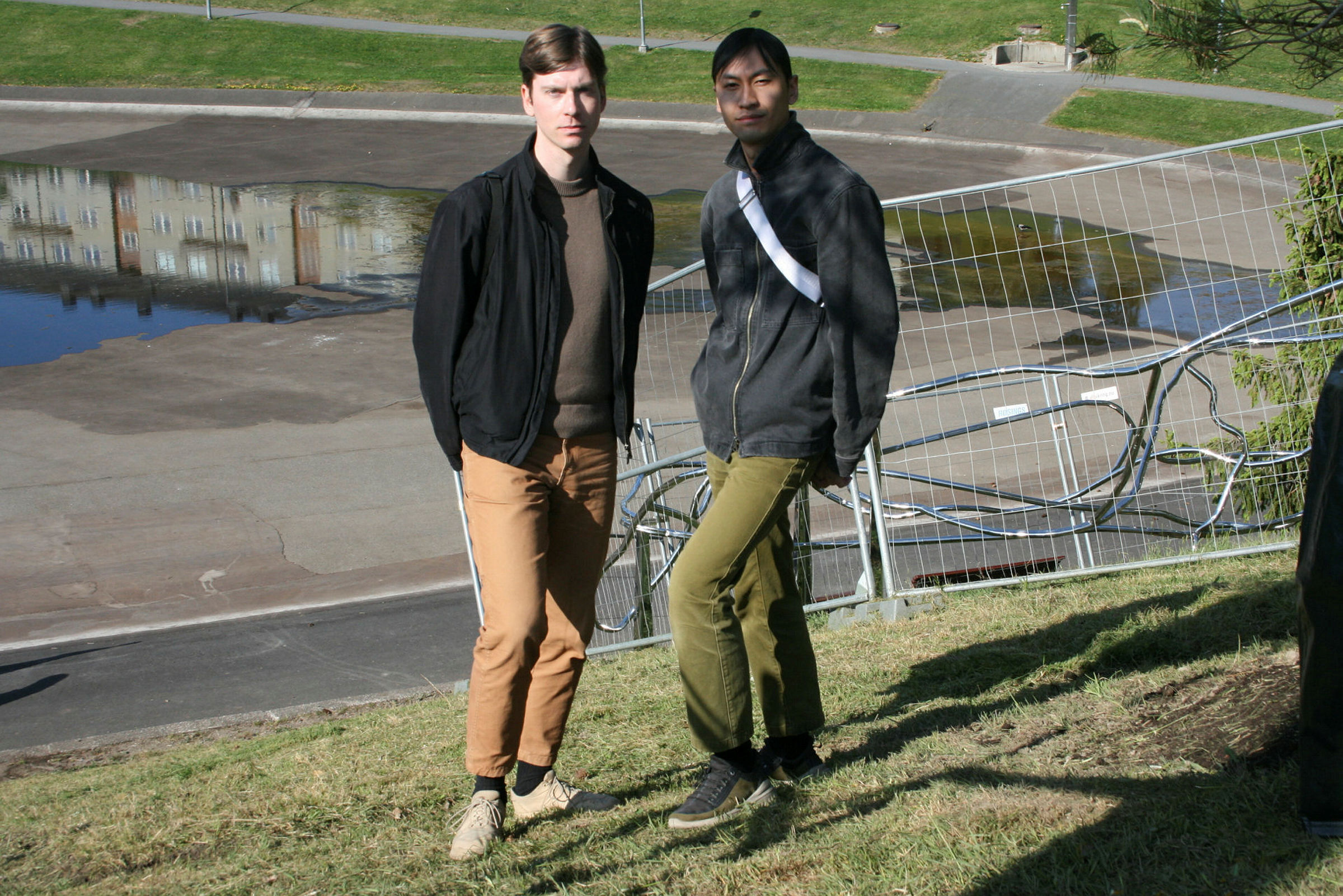 FRISKER OPP ÅRVOLLDAMMEN: Tsjekkiske Roman Kekel (t.v.) og Daniel Nhat fra Groruddalen vant en konkurranse for å lage et kunstverk med støtte fra Oslo kommune. Nå er det installert ved Årvolldammen og kun de siste detaljene gjenstår. Foto: Caroline Hammer