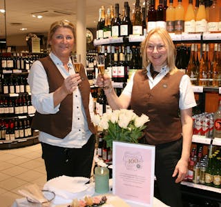 25 ÅR: Siv Anine Moen (t.v.) og butikksjef Aud Søyland har jobbet i Vinmonopolet i 25 år hver. Nå skåler de for arbeidsplassen, som har holdt det gående i 100. Foto: Caroline Hammer