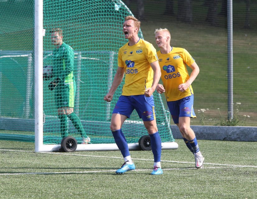 STERKEST: Henrik Bredeli og Grorud IL vant cupoppgjøret med 5-2. Bak han står tomålsscorer Oscar Aga. Foto: Rolf E. Wulff