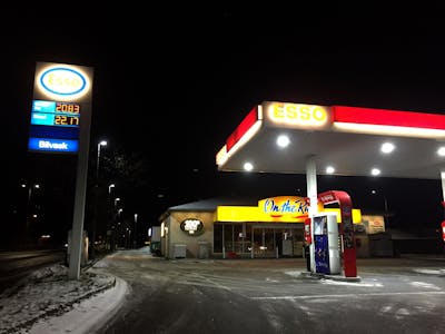 ESSO-stasjonen på Grorud er historie, nå er det bare mulig å fylle bensin her. Hva kommer i stedet? McDonald’s? Naboene sier nei, forfatteren av dette innlegget i Groruddalsdebatt er positiv. Foto: