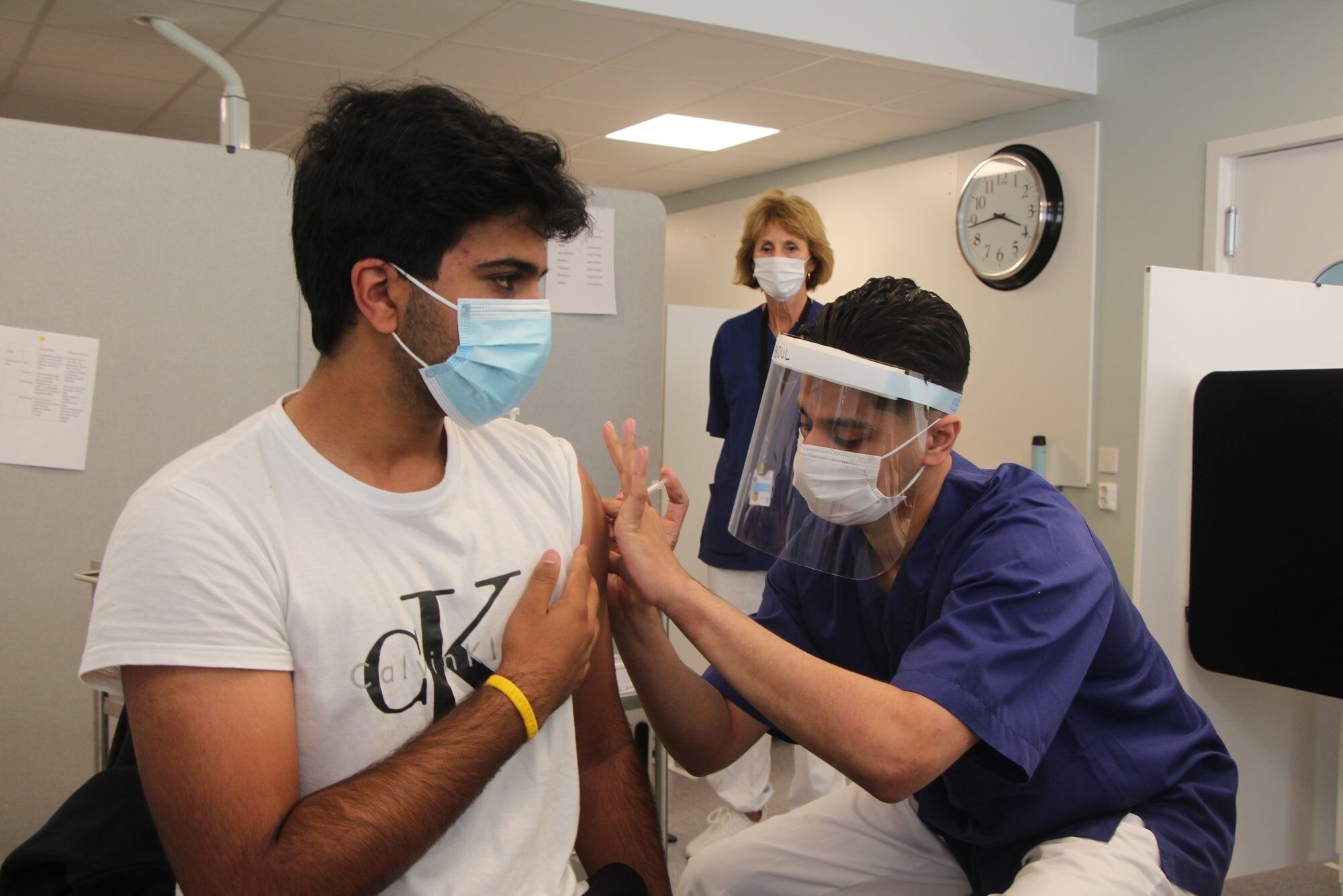 NÅ VAKSINERES DE YNGSTE: Det er unge i alderen 10 til 19 år som står for brorparten av smitten i Oslo om dagen. Nå begynner vaksineringen av 18-åringene, og tirsdag fikk Avinash Mehta sin første dose. Foto: