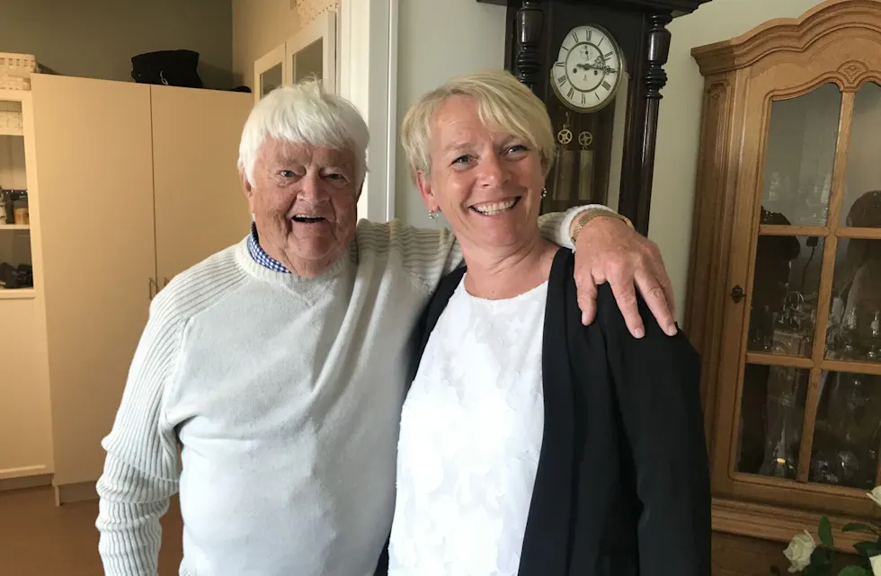 GOD STEMNING: – Nå må vi passe oss så ikke ryktene begynner å gå, ler Knut Gundersen og får seg en klem av bydelsdirektør Bovild Tjønn. Han flyttet nylig inn i Bydel Bjerkes Årvoll omsorgssenter og stortrives. Foto: