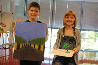 UNGE KUNSTSPIRER: William (11) og Thea (9) har den sista uka lært om kunst og selv laget kunst på Galleri Würth. Her viser de fram noe av det de har laget. Foto: