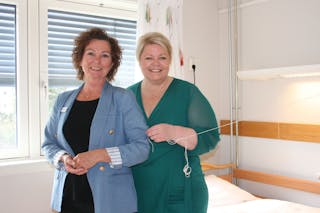 SNART OVER: Monika Vartdal (t.v.) og Marthe Scharning Lund (Ap) fryder seg over at snora snart er et tilbakelagt stadium for helsehusene. Foto: