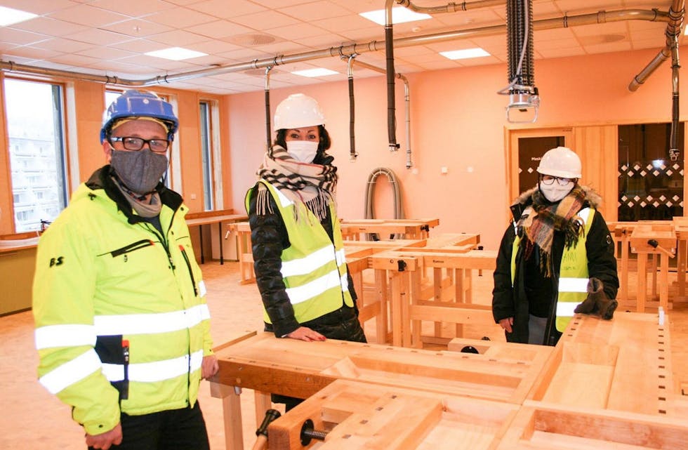 ENDELIG SPESIALROM: For første gang på mange år får Vestli skole sløydsal. Senior prosjektleder Roar Pedersen (f.v.), rektor Ellen Sundby og assisterende rektor Randi Sømo. Foto: