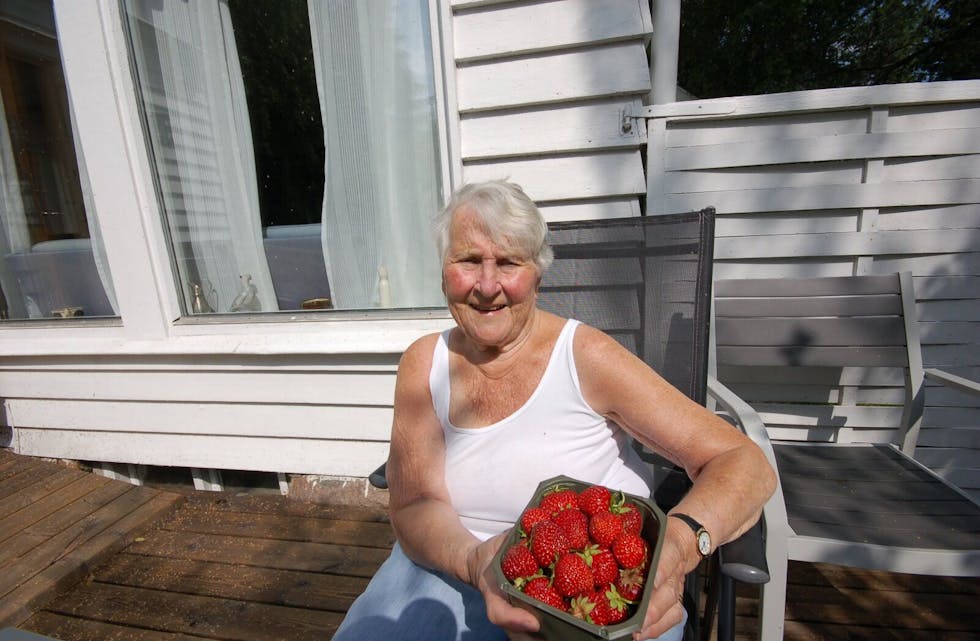 GLAD I JORDBÆR: Det ble klaff da vi kom med jordbær på besøk til Guri E. Bramness. Hun er nemlig svært glad i dem! Foto: