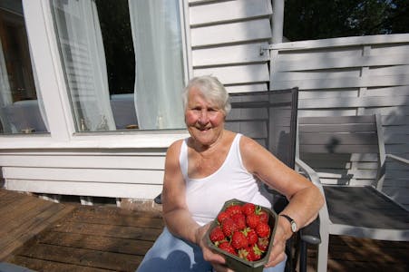 GLAD I JORDBÆR: Det ble klaff da vi kom med jordbær på besøk til Guri E. Bramness. Hun er nemlig svært glad i dem! Foto: