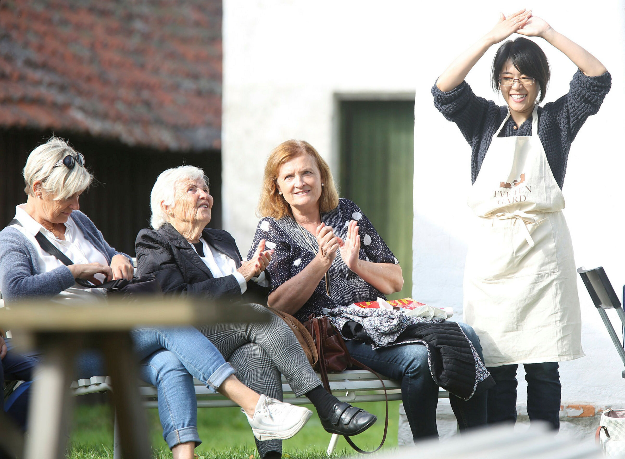 STOR STEMNING:Ingen grunn til å ikke nyte livet en deilig høstsøndag på Tveten gård. Foto: Rolf E. Wulff