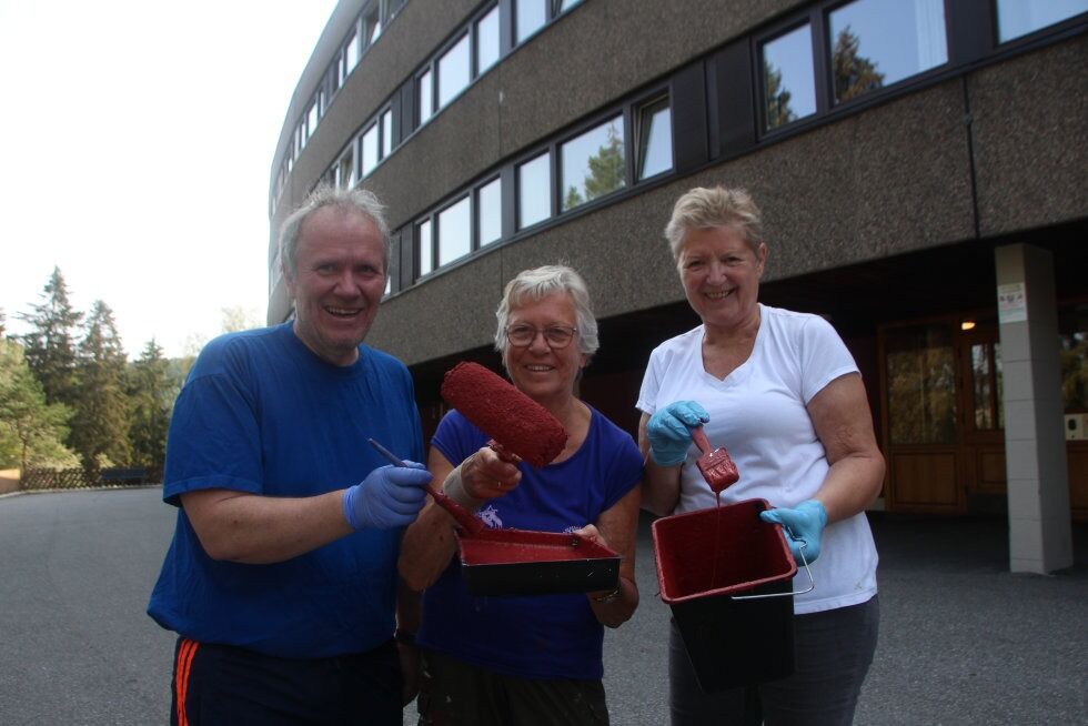MALER BANANBLOKKA: Ragnar Kjenes (t.v.), Synøve Torekveen  og Lizzie Nilsen var gårsdagens dugnads-trio. I løpet av sommeren bidrar bananblokkas beboere etter hvert som de kommer hjem. Foto: