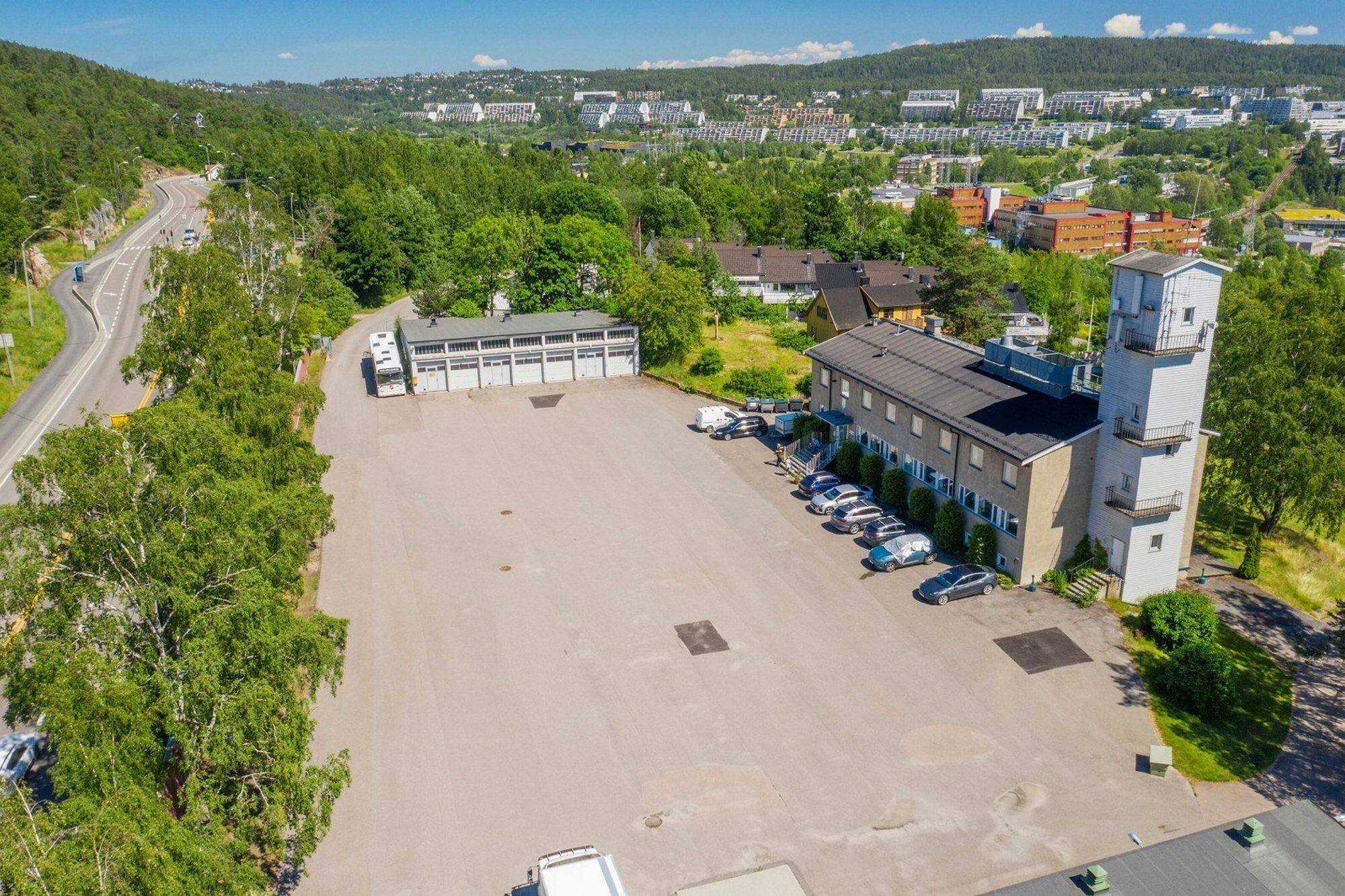 TIL SALGS: Grorud leir har vært base for for både Sivilforsvaret og Norsk brannskole siden 50-tallet. Nå skal førstnevnte flytte - og tomta ligger ute for salg. (Foto: Malling & Co) Foto: