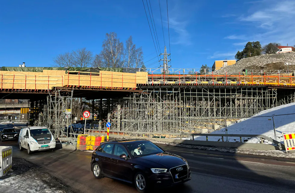 KLAR FOR STØP: Det er satt opp rammeverk langs brua. (Foto: Sporveien). Foto: Sporveien