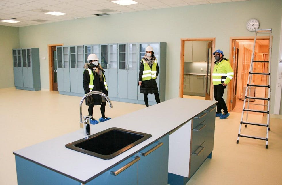 NATURFAGSAL: Naturfaglærere, fryd dere! I de nye lokalene er det et spesialtilpasset rom for naturfag. Ass. rektor Randi Sømo, rektor Ellen Sundby og prosjektleder Roar Pedersen i samtale om rommet. Foto: