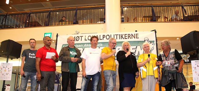 IKKE SAMSTEMTE: Stovner-partiene er ikke enig i hvordan man skal unngå å slå sammen ungdomstilbudene i bydelen. Fra venstre: Jon-Terje Bekken (V), Rashid Nawaz (Ap), Tore Ludt (SV), Jan Arild Linja (Frp), Finn Dyrkorn (MDG), Ingelin Kristin Nord (H), May Grimdalen (KrF) og Gunn Pound (R). Foto: