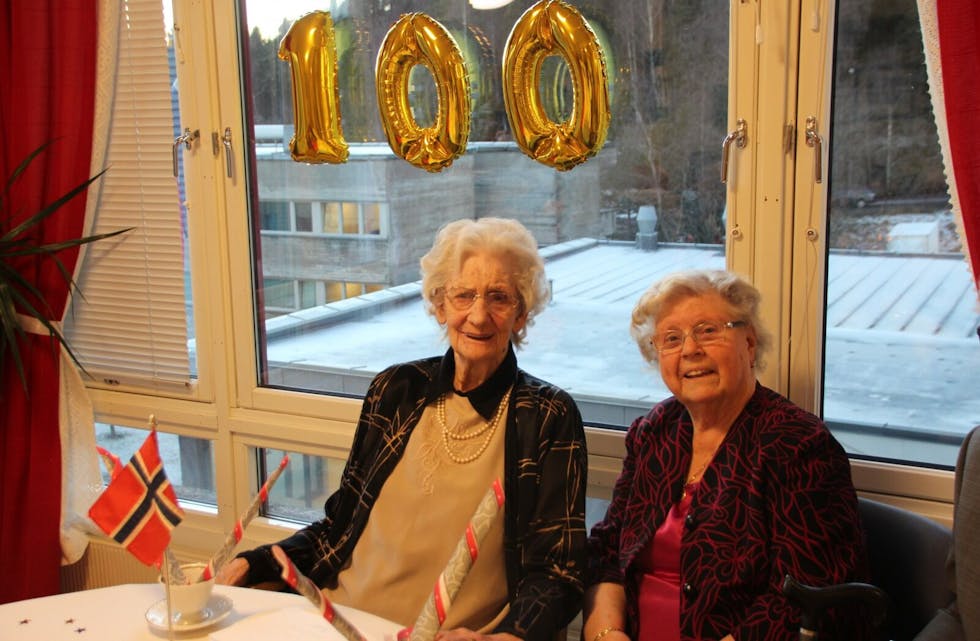 100 ÅR: Rakel Kitty Ekeberg feiret 100-årsdagen med venner, familie og beboere på Ammerudhjemmet. Ingrid Trygg (t.h.) satte seg ned for å mimre med jubilanten. Foto: Martine Myhre  Foto: