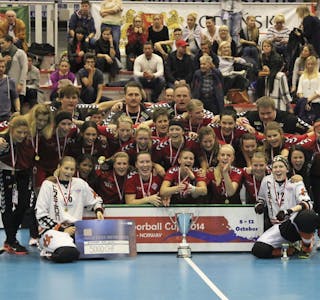 PÅ EUROPATOKT: Sveiva-damene vant EuroFloorball Cup igjen. To år etter at de som første norske lag i historien vant den. Foto: IFF International Floorball