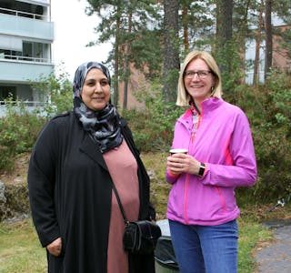 GODE NABOER: Nabila Tuetuani (t.v.) og Marianne Rasmussen trives godt i Skansen borettslag. De ser ingen grunn til å flytte på seg. Foto: Caroline Hammer
